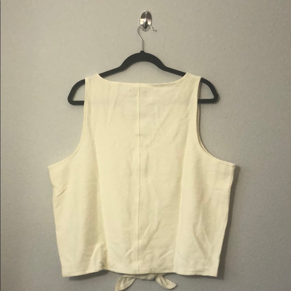 Texture & Thread Sleeveless Top - Picture 4 of 5